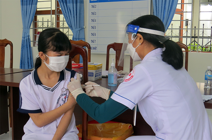 Bộ Y tế tiếp tục nhắc đẩy nhanh tiêm vắc xin phòng COVID-19 mũi 3 và cho trẻ từ 5 - dưới 12 tuổi
